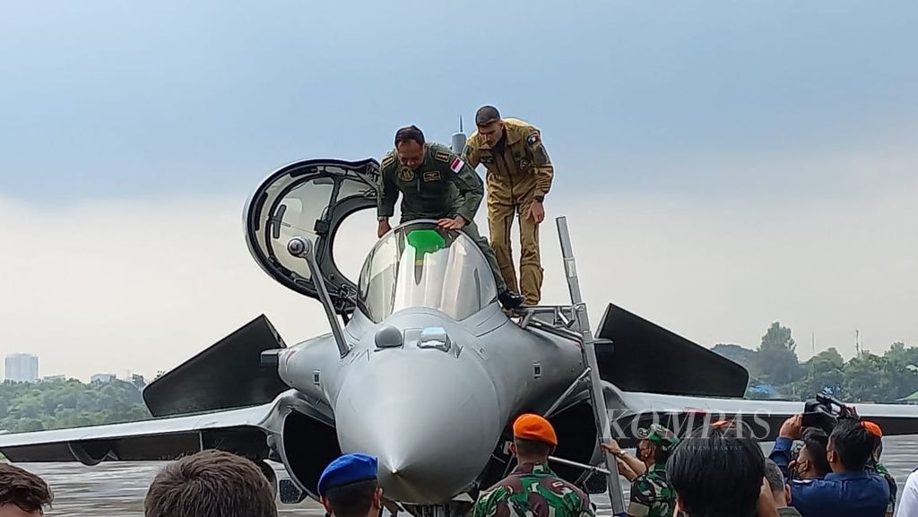 Kepala Staf TNI Angkatan Udara Marsekal Fadjar Prasetyo didampingi seorang pilot Angkatan Udara Perancis mencoba kokpit Rafale, Senin (12/9/2022), di apron selatan Pangkalan Udara Halim Perdanakusuma, Jakarta Timur.