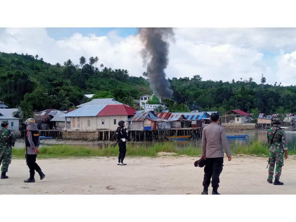 Suasana konflik antara warga Ohoi (Desa) Elat dan Ohoi Bombay di Kabupaten Maluku Tenggara pada Sabtu (14/11/2022). 