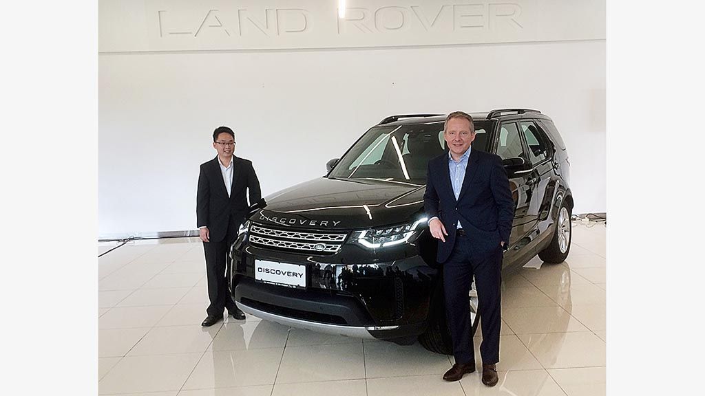 Roland Staehler (kanan), CEO PT Wahana Auto Ekamarga, selaku distributor merek Land Rover, didampingi Tommy Handoko, Sales and Product Planning Manager  PT Wahana Auto Ekamarga, dalam peluncuran All New Land Rover Discovery di Jakarta, Senin (22/5).