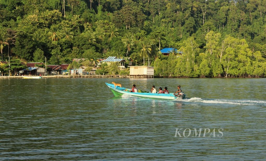 Nelayan pulang melaut di Kampung Kapatcol, Misool Barat, Kabupaten Raja Ampat, Papua Barat Daya, Sabtu (23/3/2024) sore. 