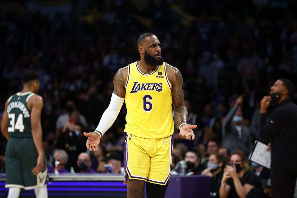 Ekspresi bintang LA Lakers, LeBron James, seusai melakukan pelanggaran saat menghadapi Milwaukee Bucks pada lanjutan NBA di Arena Crypto.com, California, AS, 8 Februari 2022. 