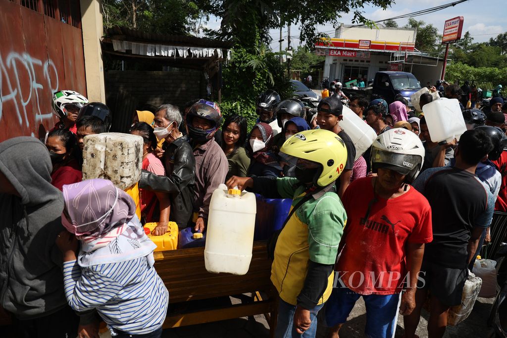 Warga berdesakan saat antre membeli minyak goreng di salah satu penyalur di Kecamatan Muntilan, Magelang, Jawa Tengah, Senin (21/3/2022). 