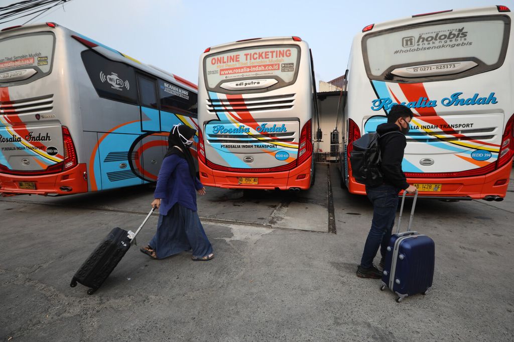 Prospective passengers walked towards a long-distance bus that was about to depart from the intercity and interprovincial bus agency (AKAP) in Bulak Kapal, East Bekasi, West Java, on Thursday (30/7/2020).