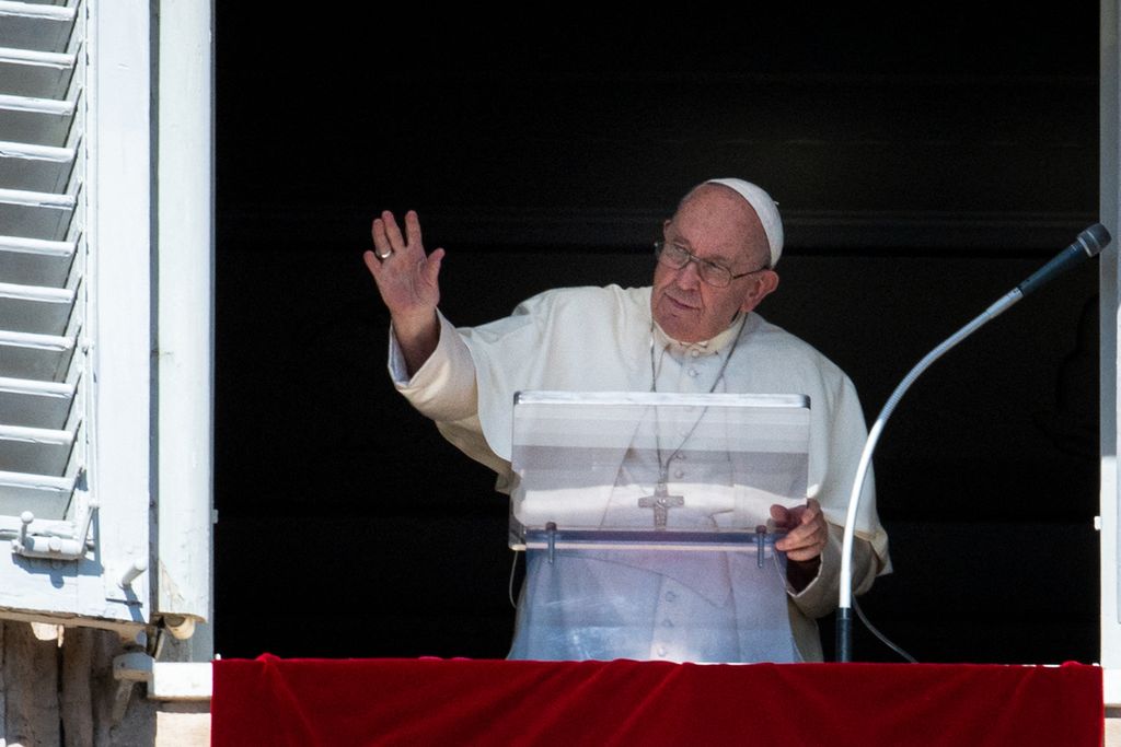 Paus Fransiskus melambaikan tangan dari jendela Istana Apostolik saat doa Malaikat Tuhan di Vatikan, 2 Oktober 2022. Paus menyerukan segera diakhirinya perang di Ukraina. 