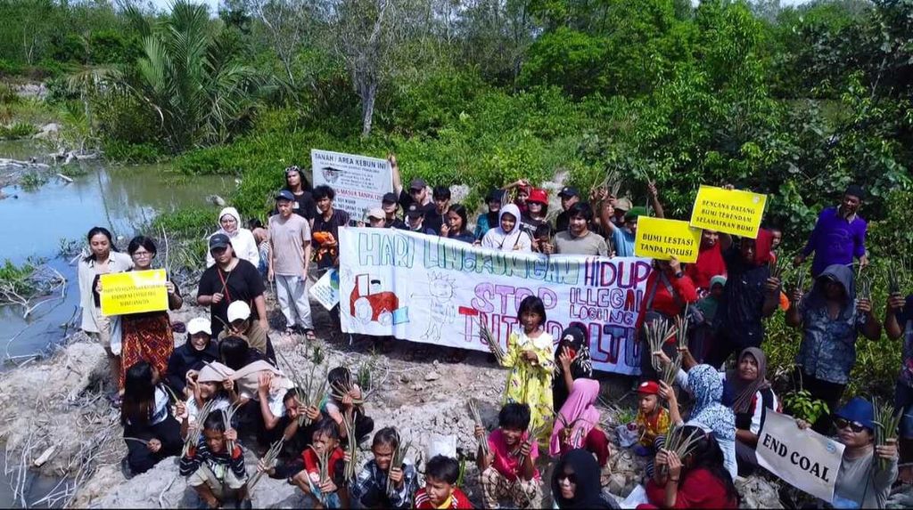 Aliansi Peduli Ekosistem Sumatera Utara melakukan aksi unjuk rasa meminta penghentian kriminalisasi tiga nelayan pejuang lingkungan di Kabupaten Langkat, Sumatera Utara, Senin (10/6/2024).