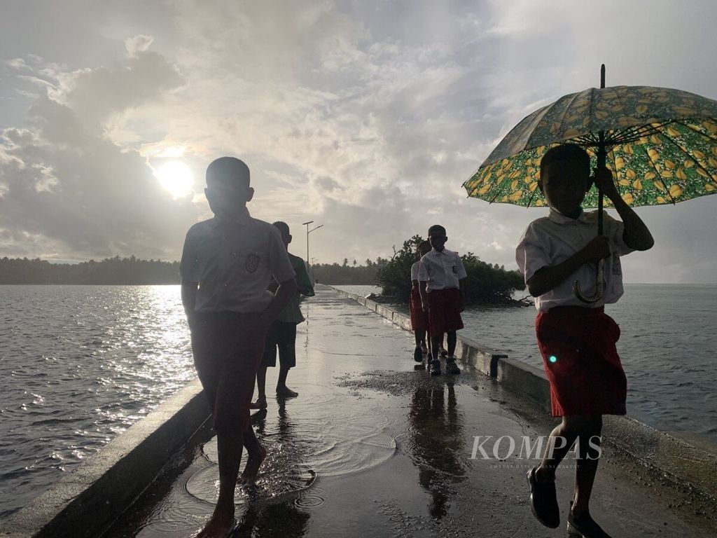 Anak-anak Mapia menyaksikan kedatangan rombongan Kemensos yang membawa bantuan sosial di Pulau Brasi, Kampung Mapia, Distrik Supiori Barat, Kabupaten Supiori, Papua, Selasa (12/9/2023).