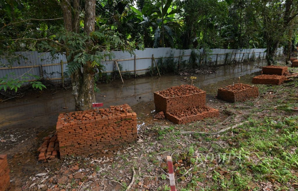 Aliran air yang ditemukan di dalam area pemugaran Candi Sialang di Kawasan Cagar Budaya Nasional (KCBN) Muarajambi di Desa Kemingking Luar, Kecamatan Taman Rajo, Muaro Jambi, Jambi, Selasa (9/7/2024). 