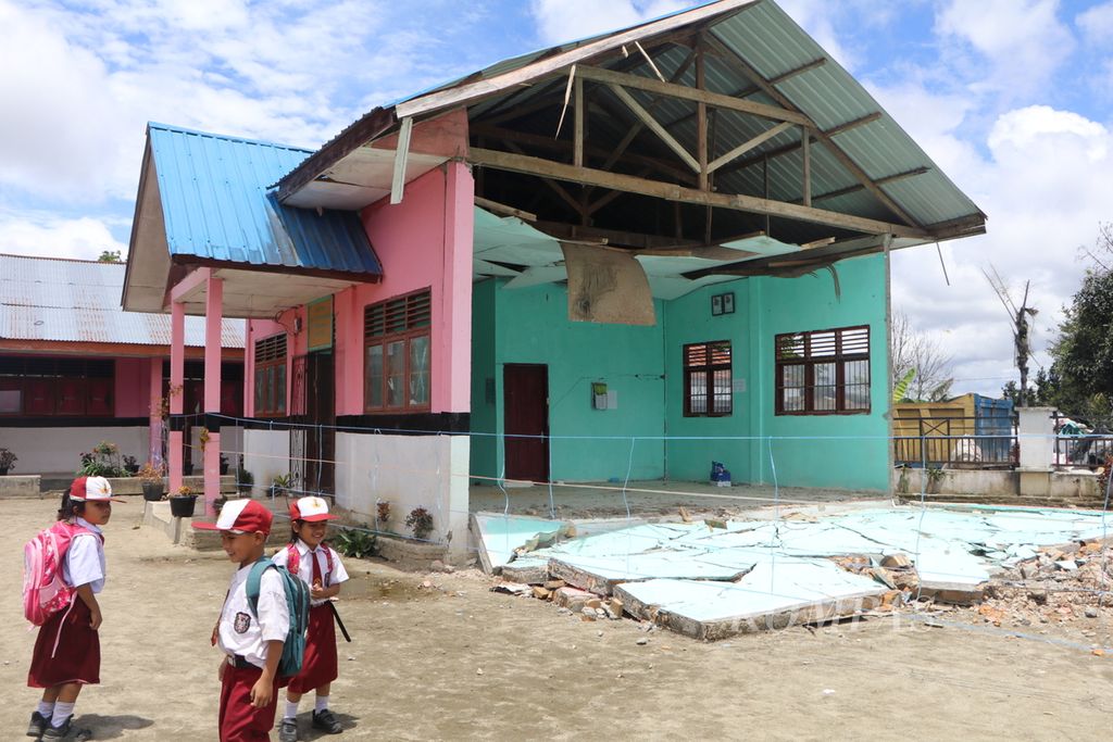 Anak-anak SD beraktivitas di sekolahnya yang rusak akibat gempa bumi M 5,8 di SD Negeri 175766 Bonanionan, Kecamatan Parmonangan, Kabupaten Tapanuli Utara, Sumatera Utara, Selasa (4/10/2022). Gempa itu merusak sedikitnya 23 sekolah.