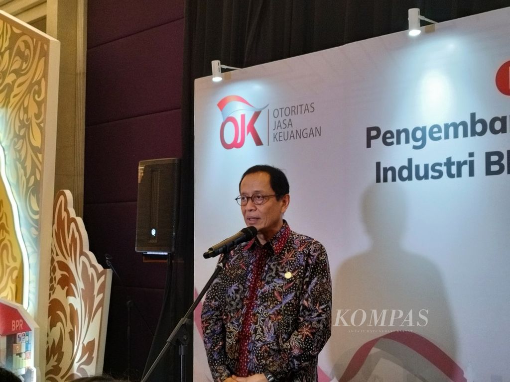 Kepala Eksekutif Pengawas Perbankan OJK Dian Ediana Rae memberikan keterangan setelah Peluncuran Peta Jalan Pengembangan dan Penguatan Industri Bank Perekonomian Rakyat-Bank Pembiayaan Rakyat Syariah atau BPR-BPRS pada 2024-2027, di Jakarta, Senin (20/5/2024).