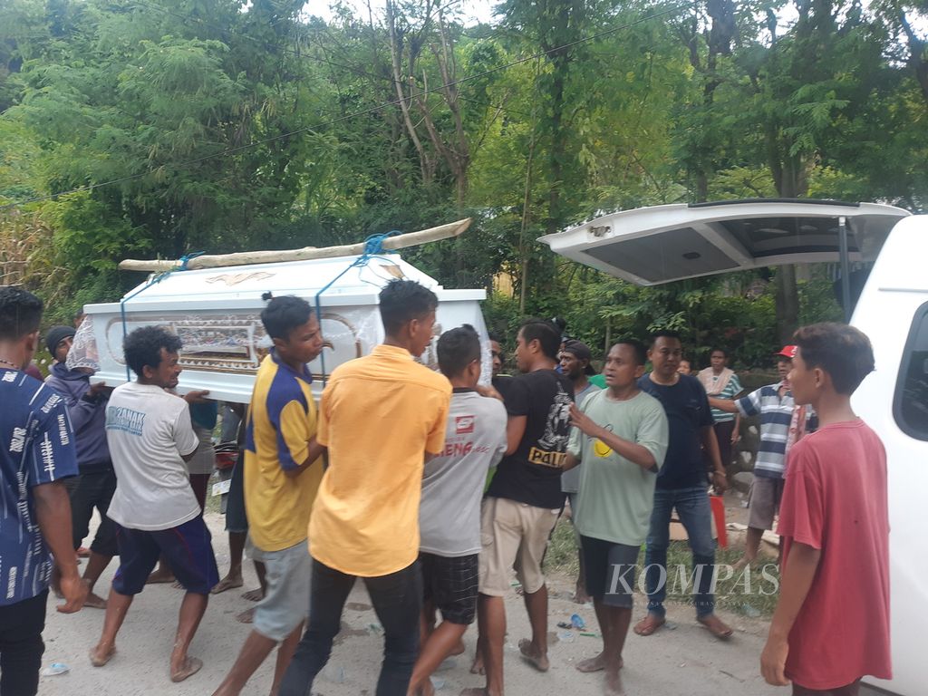 Warga menggotong peti jenazah melewati jalan setapak akibat longsor menutup Jalan Timor Raya di Kelurahan Takari, Kabupaten Kupang, NTT, Sabtu (18/2/2023).