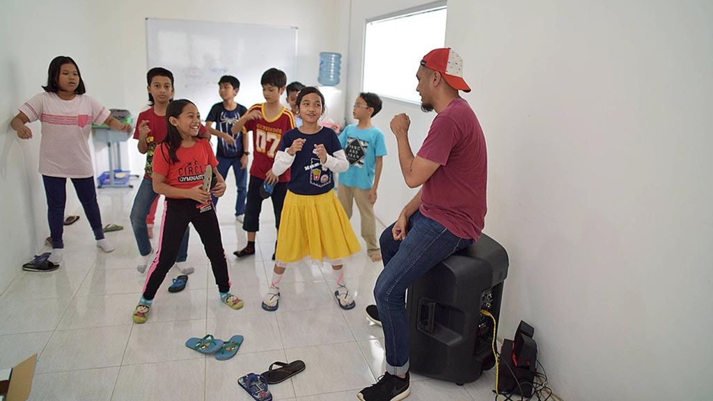 Murid-murid SD Gemala Ananda, Lebak Bulus, Jakarta Selatan, berlatih menyanyi lagu anak dan lagu daerah di sekolahnya, Jumat (13/10). Selain menyanyi, murid-murid juga dilatih menari.