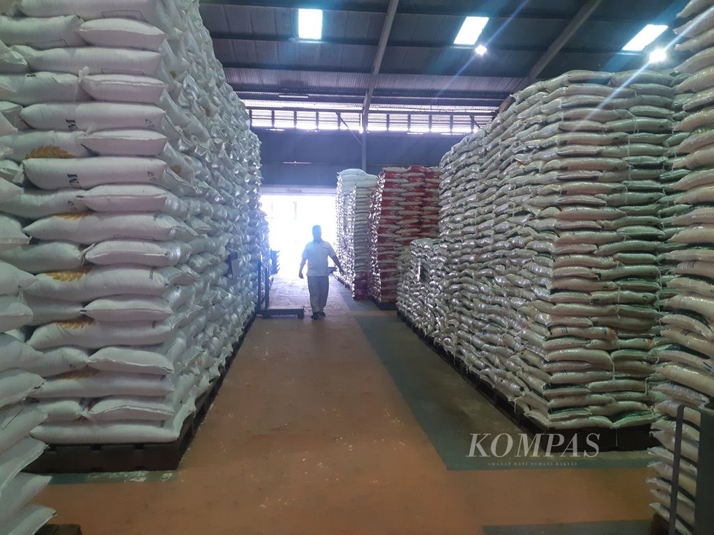 Seorang petugas dari Perum Bulog Kantor Wilayah Sumsel Babel memeriksa tumpukan beras di gudang Bulog di Palembang, Sumatera Selatan, Selasa (4/4/2023). Tahun 2023, Bulog menyalurkan 6.171 ton beras untuk 617.121 keluarga penerima bantuan pangan di kawasan Sumatera Selatan dan Bangka Belitung.