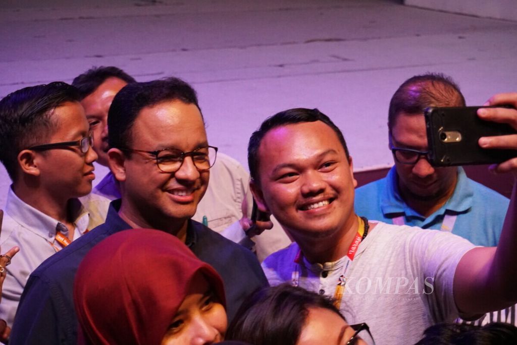 Gubernur DKI Jakarta Anies Baswedan berfoto bersama para kreator konten dalam pembukaan Indonesian Content Creator Summit 2019 di Jakarta, Jumat (29/3/2019).