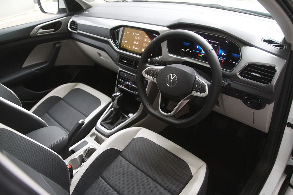 Interior VW T-Cross terlihat segar dengan paduan warna hitam dan putih yang terkesan rapi.