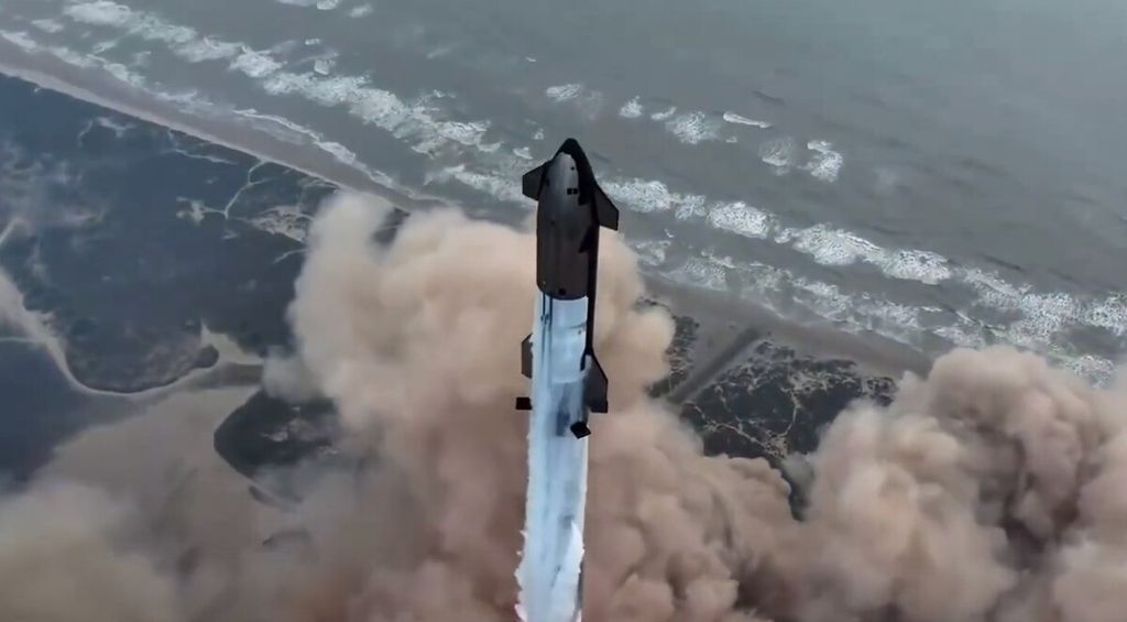 Megaroket Starship dan Super Heavy meluncur dari landas luncur SpaceX di Starbase, dekat Pantai Bocha Chica, Texas, Amerika Serikat, Kamis (6/6/2024). Wahana ini akan digunakan untuk mendaratkan kembali manusia ke Bulan pada September 2026.