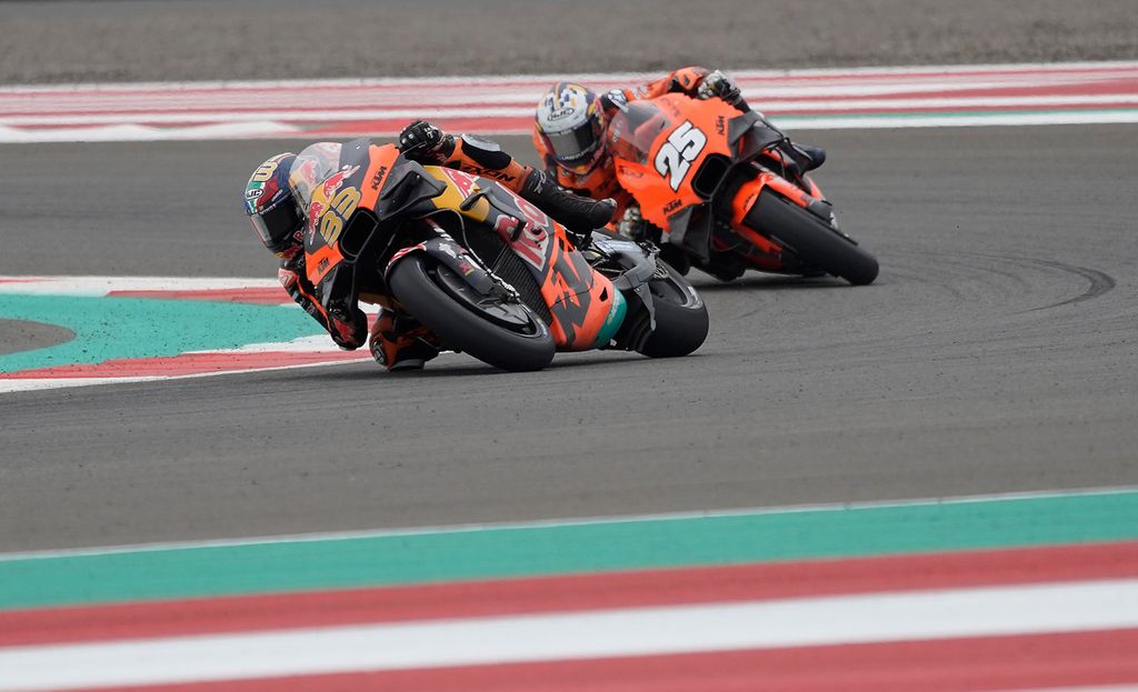 Pebalap Tech3 KTM Factory Racing, Raul Fernandez (no 25), beradu cepat di tikungan dengan pebalap Red Bull KTM Factory Racing, Brad Binder, di tikungan terakhir Sirkuit Mandalika, dalam uji coba pra musim MotoGP, Februari 2022. 