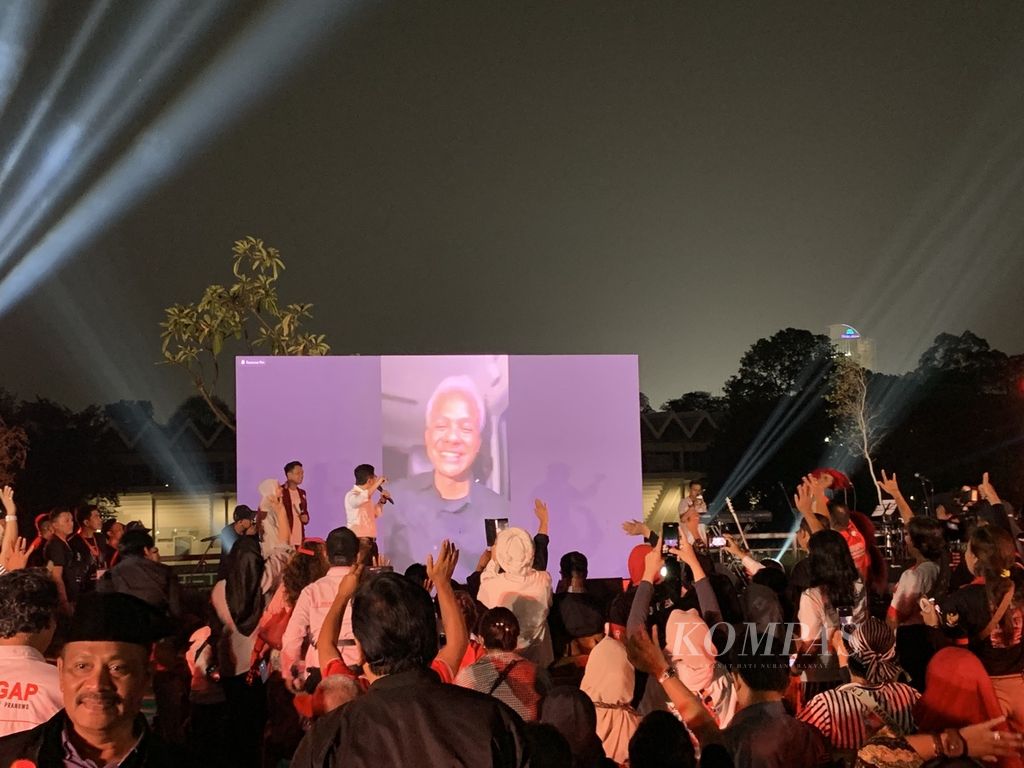 Ratusan sukarelawan pendukung Ganjar Pranowo-Mahfud MD pada Pemilihan Presiden 2024 berinteraksi dengan Ganjar melalui panggilan video di sela-sela acara konsolidasi organ sukarelawan di Gelora Bung Karno, Jakarta, Kamis (26/10/2023).