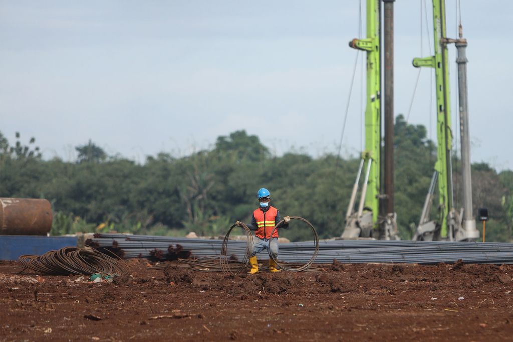Workers work on the construction of the Serpong - Balaraja (Serbaraja) Toll Road in Situ Gadung, Pagedangan District, Tangerang Regency, Banten, Sunday (8/1/2022). The Serbaraja Toll Road is 39.4 kilometers long. This toll road is expected to increase Jakarta's connectivity to Merak and Lampung.