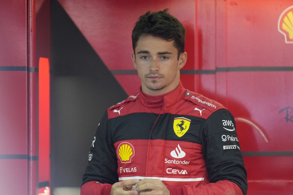 Pebalap Ferrari, Charles Leclerc, berada di garasi tim setelah sesi latihan bebas pertama balapan Formula 1 seri Emilia Romagna di Sirkuit Imola, Italia, Jumat (22/4/2022).