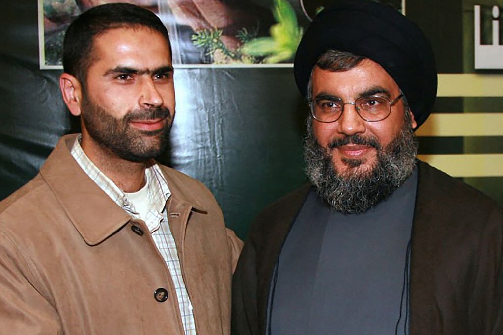 Wissam Hassan al-Tawil (kiri), Komandan Pasukan Elite Hezbollah, Pasukan Radwan, bersama Pemimpin Hezbollah Sheikh Hassan Nasrallah di lokasi yang tak diungkapkan dalam foto tanpa tanggal yang dirilis kantor pers media militer Hezbollah, Senin (8/1/2024). 