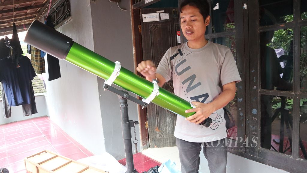 Sunardi memasang teleskop hasil rakitannya di Desa Cirebon Girang, Kecamatan Talun, Kabupaten Cirebon, Jawa Barat, Rabu (1/2/2023). 