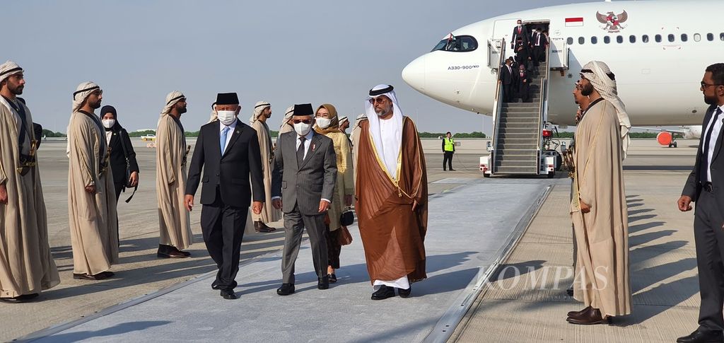 Wakil Presiden Maruf Amin tiba di Abu Dhabi, Uni Emirat Arab, Selasa (1/11/2022). Wapres disambut Duta Besar RI untuk UEA Husin Bagis (kiri) dan Menteri Energi dan Infrastruktur UEA Suhail Mohamed Far Almazrouei (kanan).
