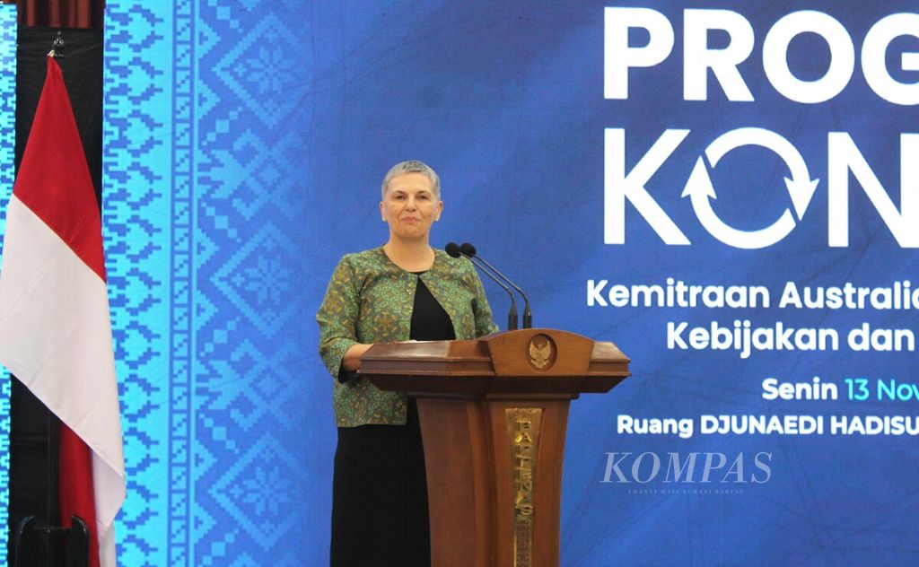 Duta Besar Australia untuk Indonesia Penny Williams menyampaikan sambutan dalam peluncuran Program Koneksi di Gedung Bappenas, Jakarta, Senin (13/11/2023). 