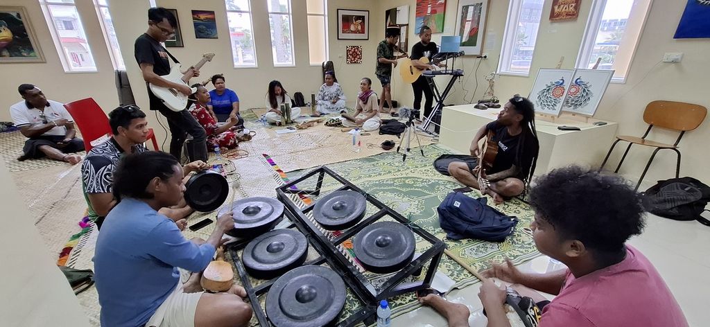 Para peserta residensi seniman bertajuk Harmony for The Pacific, Connecting Indonesia and the Pacific Through Culture and Shared Heritage yang berasal dari Indonesia dan negara-negara Pasifik sedang menggelar latihan bersama di Gedung Fiji Arts Council di Suva, Fiji, Selasa (24/9/2024). Puluhan seniman musik dan tari saling belajar dan berkolaborasi dalam kegiatan yang digelar Kedutaan Besar Republik Indonesia di Suva, Fiji, Kementerian Luar Negeri, dan Kementerian Pendidikan, Kebudayaan, Riset, dan Teknologi. 