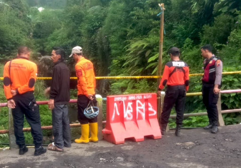 Garis polisi terpasang di sekitar lokasi kecelakaan bus pariwisata di kawasan Guci, Kecamatan Bumijawa, Kabupaten Tegal, Jawa Tengah, Minggu (7/5/2023). 