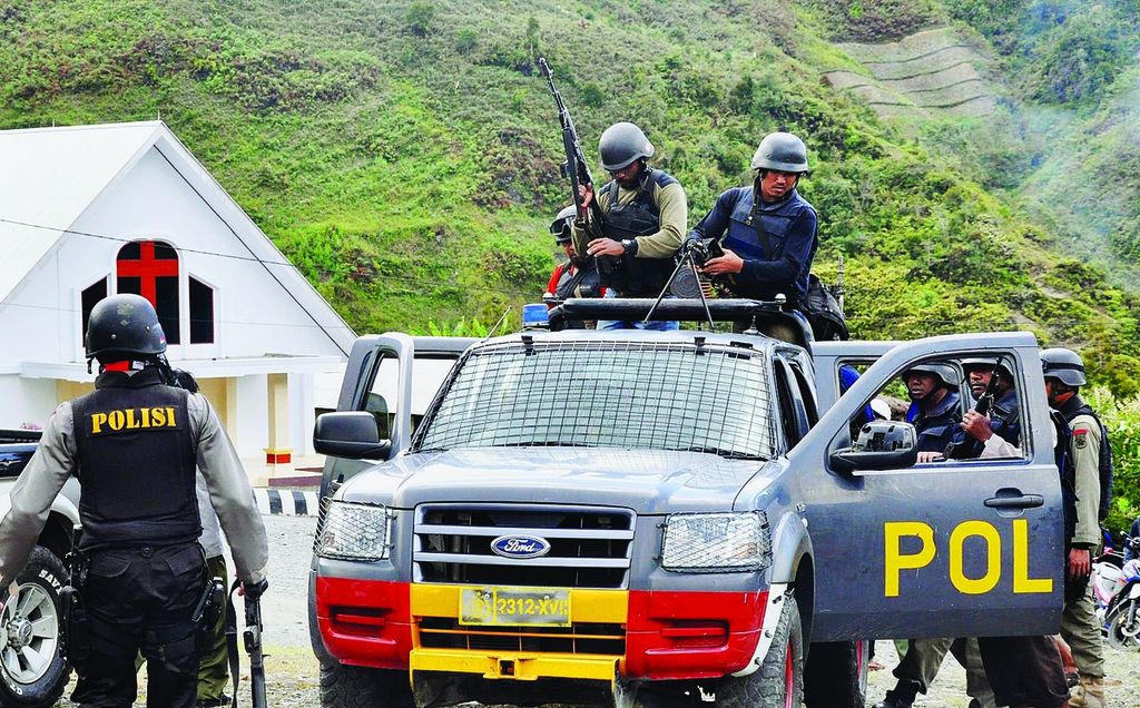 Aparat gabungan TNI-Polri bertugas di Mulia, ibu kota Kabupaten Puncak Jaya, Papua, Senin (24/10/2011).