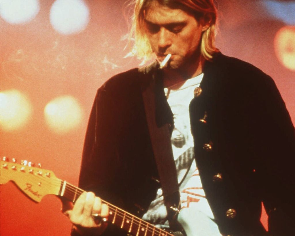 Penampilan vokalis dan gitaris band Nirvana, Kurt Cobain, dalam <i>file</i> foto tak bertanggal. Cobain ditemukan bunuh diri di rumahnya di Seattle, AS, pada 8 april 1994. Pada 2005, ia memperoleh penghasilan 50 juta dollar AS, menggeser Elvis Presley yang berada di nomor satu daftar pendapatan selebriti yang telah meninggal versi Forbes.com. 