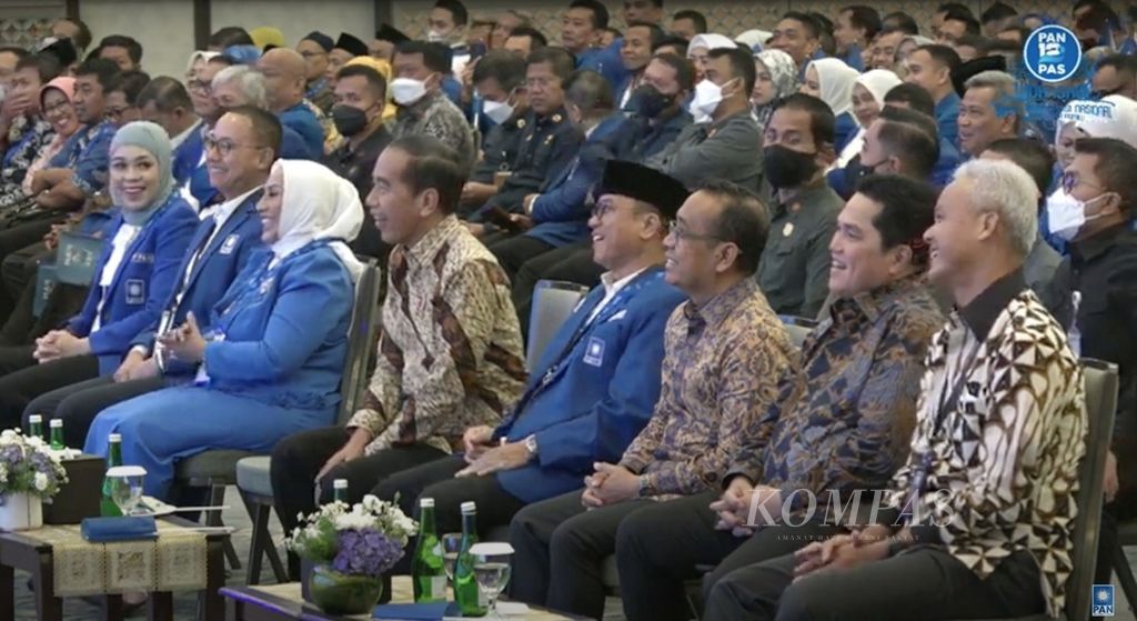 Gubernur Jawa Tengah Ganjar Pranowo (kanan) dan Menteri BUMN Erick Thohir (dua dari kanan) saat menghadiri pembukaan Rakornas PAN 2023 di Semarang, Jawa Tengah, Minggu (26/2/2023).