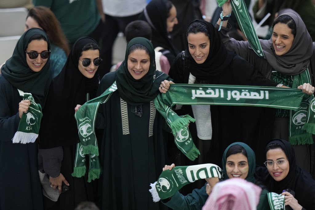 Beberapa pendukung perempuan tim nasional Arab Saudi tengah berfoto menjelang pertandingan tim Arab Saudi melawan Argentina di Stadion Lusail, Qatar, 22 November 2022. Piala Dunia 2022 memberikan kesempatan bagi para perempuan Arab bisa lebih terlibat dalam mendukung tim nasional kesayangan mereka. 