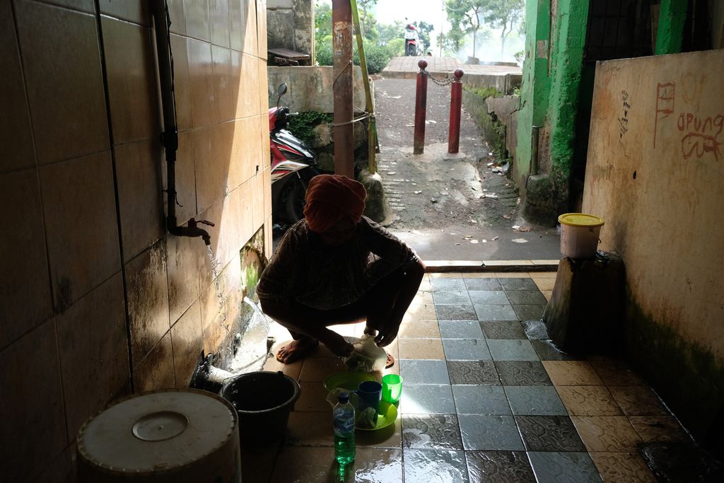 Warga mencuci peralatan makan di salah satu fasilitas mandi, cuci, kakus (MCK) di daerah Karet Tengsin, Jakarta Pusat, Rabu (16/11/2022). 