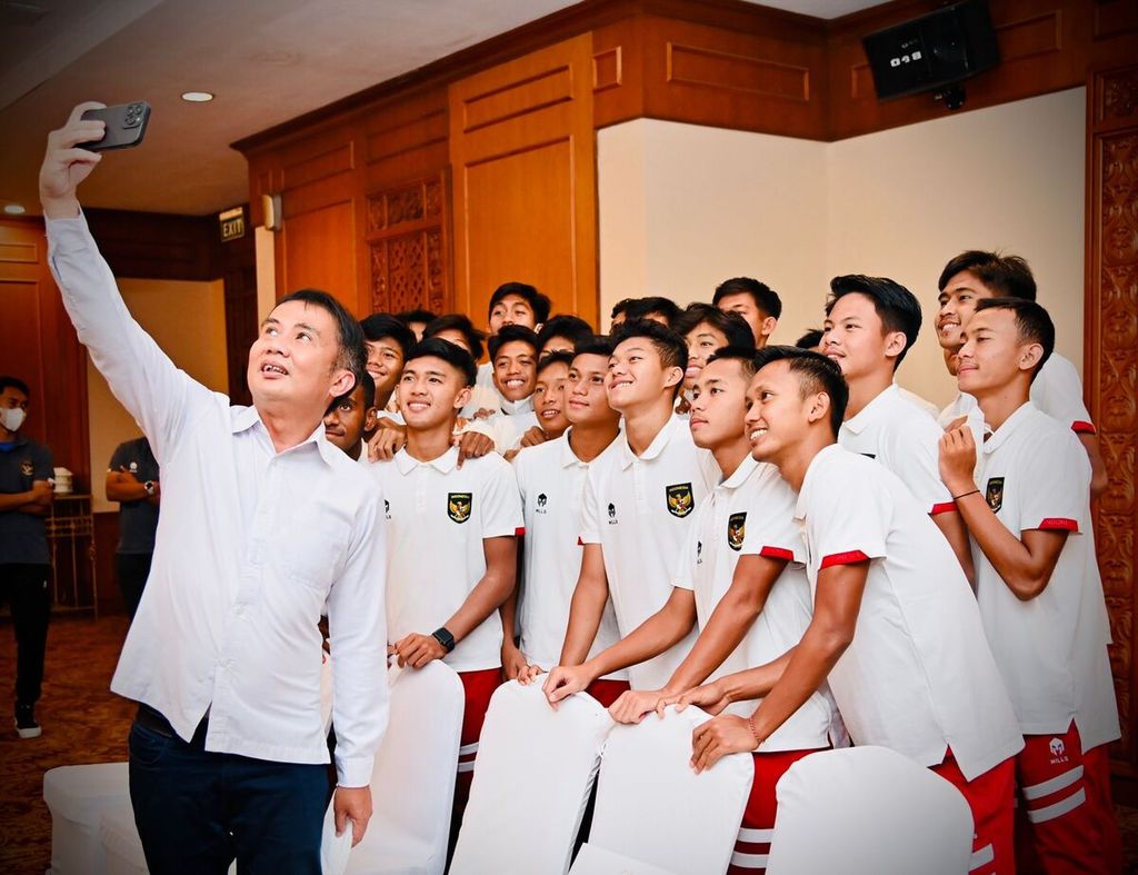 Deputi Bidang Protokol, Pers, dan Media Sekretariat Presiden Bey Machmudin berfoto bersama tim U-16 pada acara penyerahan bonus Rp 1 miliar yang diberikan Presiden Joko Widodo kepada para pemain yang menjuarai Piala AFF U-16 tersebut di Hotel Sultan, Jakarta, Kamis (18/8/2022).
