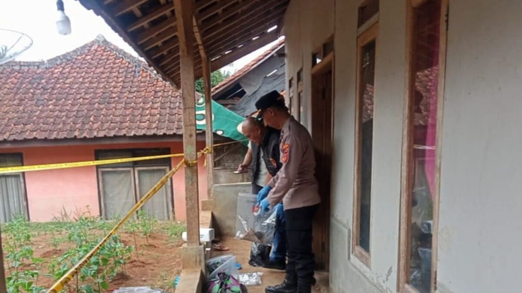 Rumah yang menjadi lokasi sembilan warga mengonsumsi minuman keras oplosan di Kecamatan Peundeuy, Kabupaten Garut, Jawa Barat, pada Jumat (30/8/2024). Tiga orang tewas akibat mengonsumsi miras oplosan tersebut.