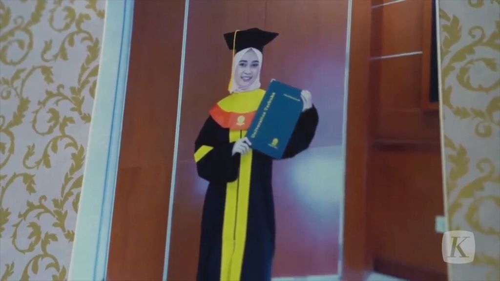 Graduation photo of Elsa Khania Rimansyah installed in the living room of her parents' house, at Ranca Bungur, Bogor Regency, West Java, on Thursday (9/7/2022). Elsa graduated with a degree in public administration from the Open University with a Bidikmisi scholarship.