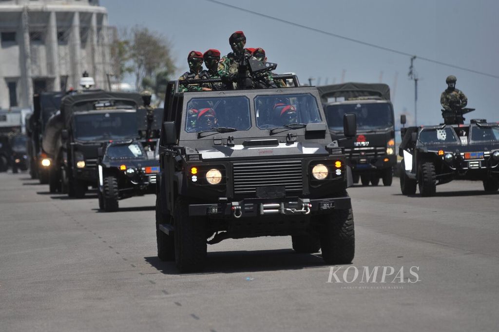 Kendaran taktis hadir saat defile pasukan seusai upacara HUT Ke-78 TNI Angkatan Laut di Dermaga Ujung Madura Koarmada II, Surabaya, Senin (11/9/2023). Perayaan HUT TNI AL tahun ini mengusung tema Dengan Semangat Jalesveva Jayamahe, Terus Melaju Untuk Indonesia Maju". Hadir sebagai pemimpin upacara, Panglima TNI Laksama TNI Yudo Margono. 