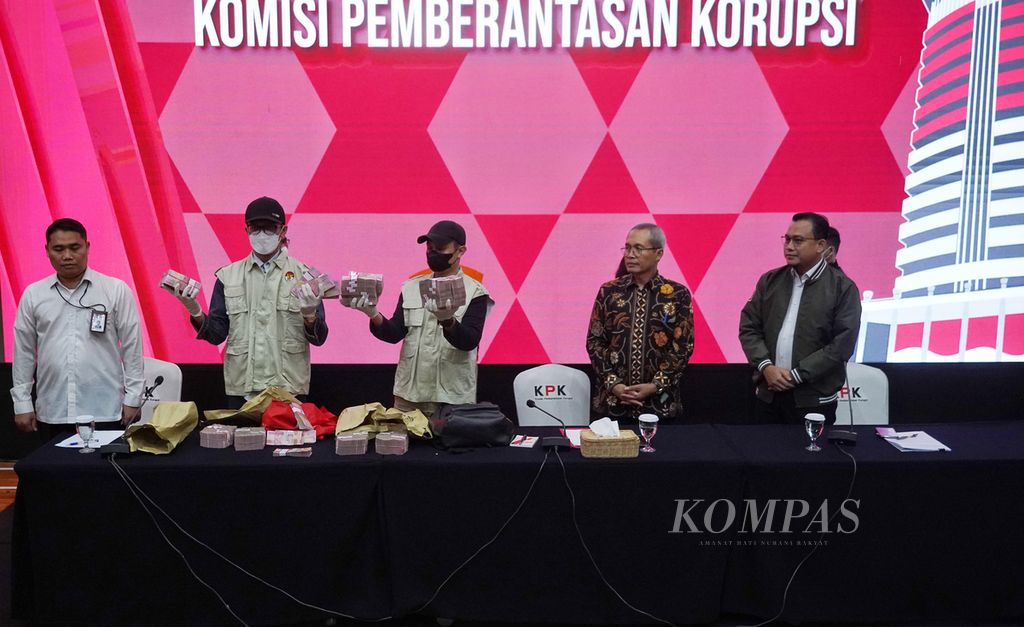 Komisi Pemberantasan Korupsi menunjukkan barang bukti uang yang disita dari operasi tangkap tangan dugaan korupsi pemenangan tender pengadaan barang dan jasa proyek Basarnas di Gedung Juang KPK, Jakarta, Rabu (26/7/2023). 
