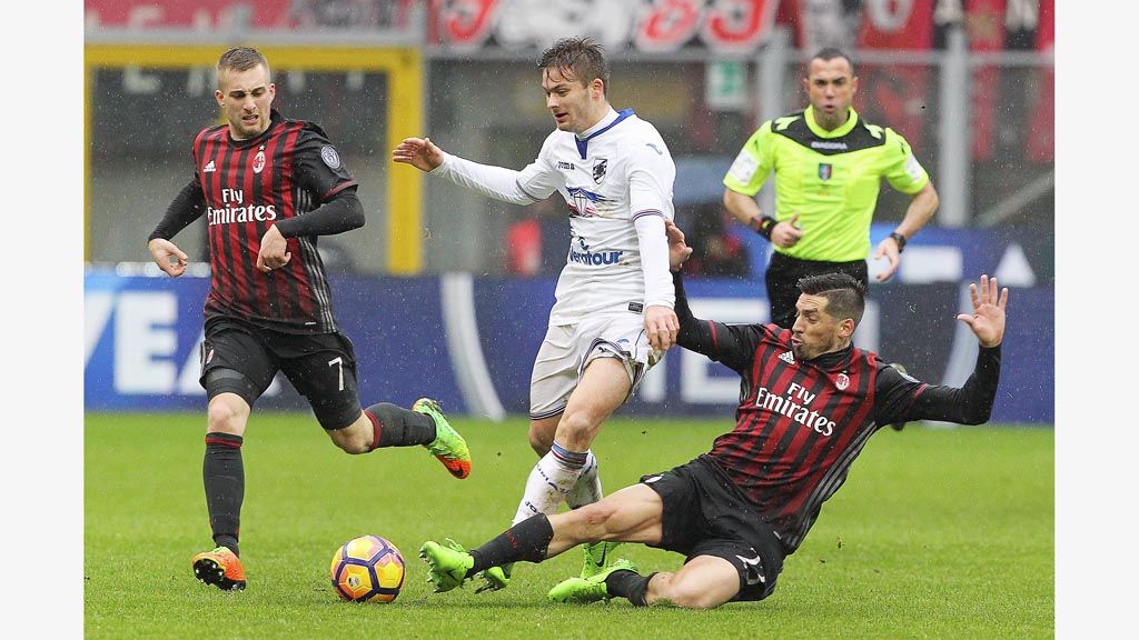 Jose Sosa, gelandang AC Milan, berusaha merebut bola dari pemain tengah Sampdoria, Karol Linetty, dalam laga Serie A di Stadion San Siro, Milan, Minggu (5/2). Milan kalah 0-1 dari Sampdoria yang merupakan kekalahan ketiga beruntun di Liga Italia. Milan berjuang kembali ke jalur kemenangan saat tandang ke Bologna, Kamis (9/2) dini hari WIB.   