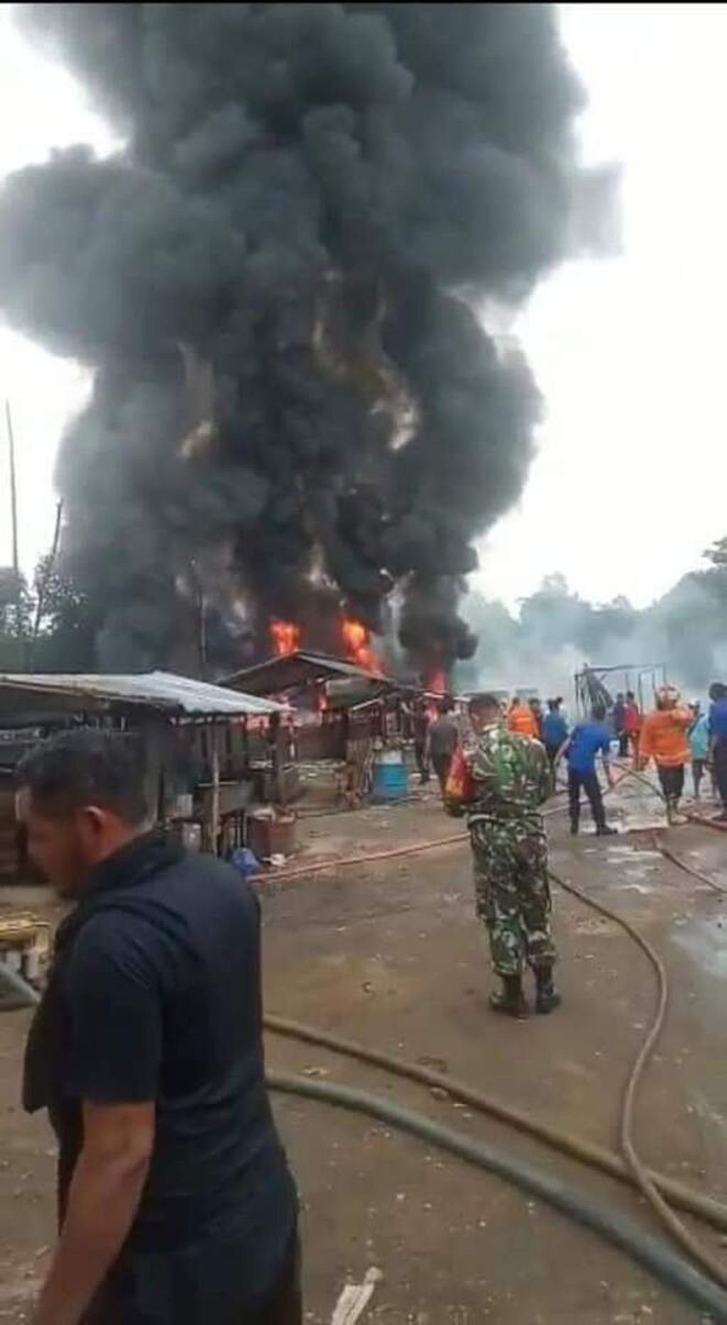 Kebakaran usaha penyulingan minyak ilegal di Kelurahan Pijoan, Jambi Luar Kota, Muaro Jambi, Senin (18/10/2021).