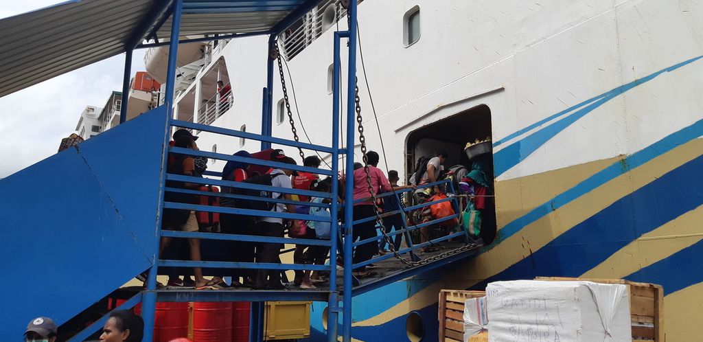 Para pemudik menaiki kapal di Pelabuhan Laut Jayapura, Senin (23/12/2019).