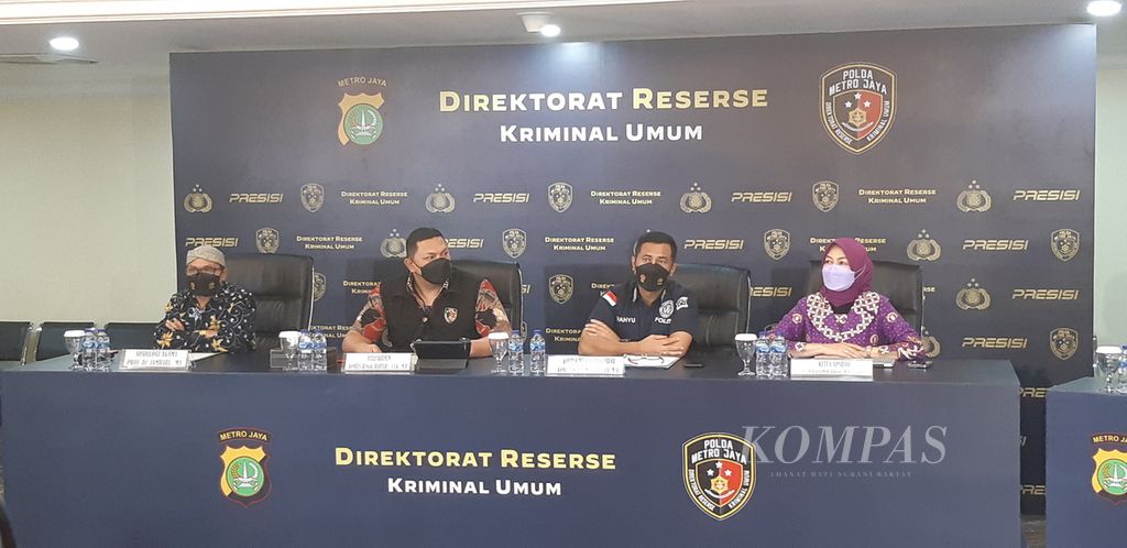Konferensi pers akhir kesimpulan penyelidikan kematian empat anggota keluarga di Kalideres, Jumat (9/12/2022), di Polda Metro Jaya, Jakarta.