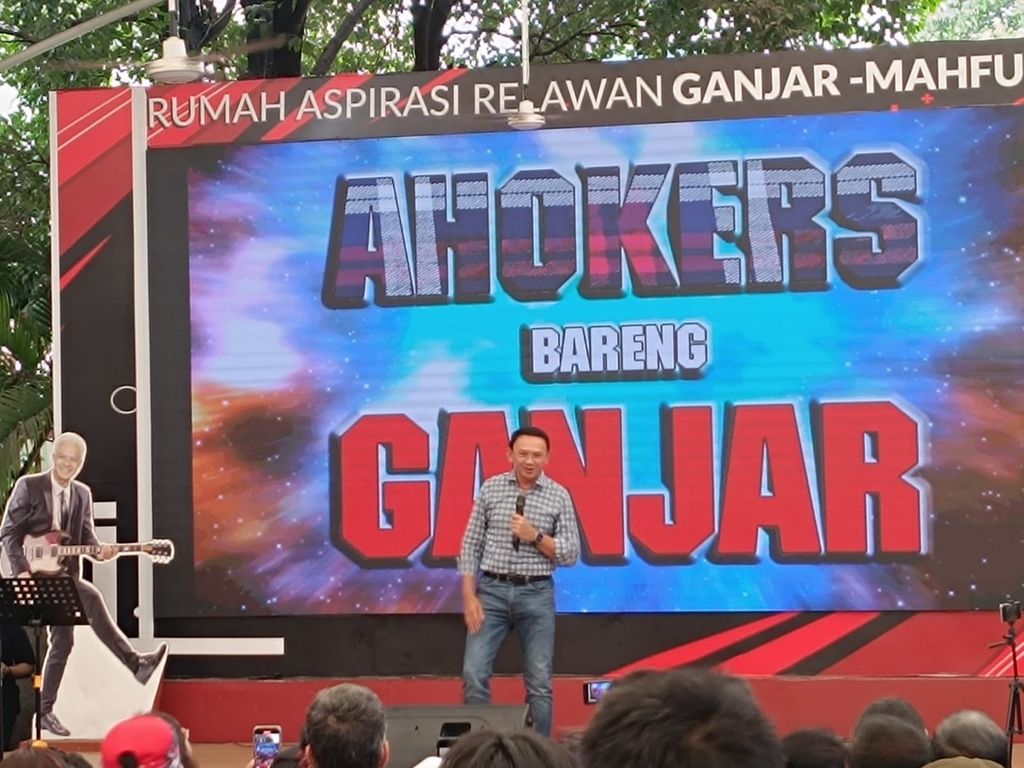 Basuki Tjahaja Purnama menyampaikan orasi di depan sukarelawannya yang biasa dikenal dengan nama Ahokers di Rumah Aspirasi Relawan Ganjar Pranowo-Mahfud MD, Jakarta, Minggu (4/2/2024).