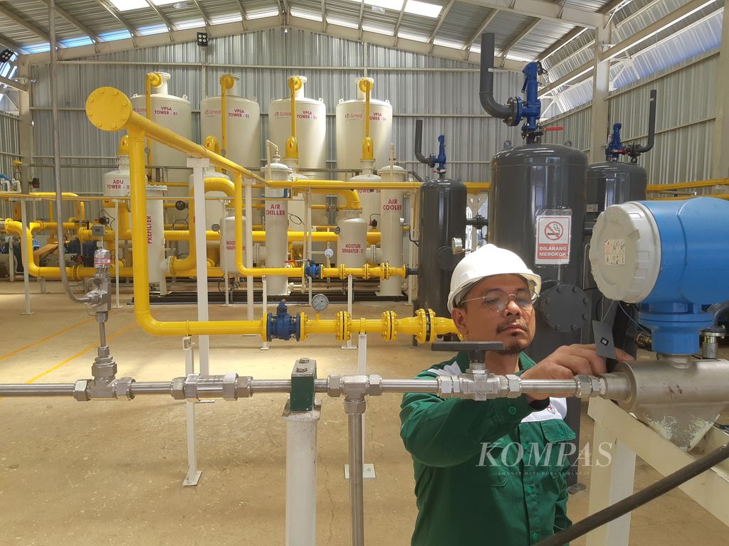 Pabrik biogas terkompresi atau Biomethane Compressed Natural Gas (BioCNG) mulai beroperasi setelah selesai dibangun di sentra sawit di Kabupaten Langkat, Sumatera Utara, Senin (22/1/2024). 