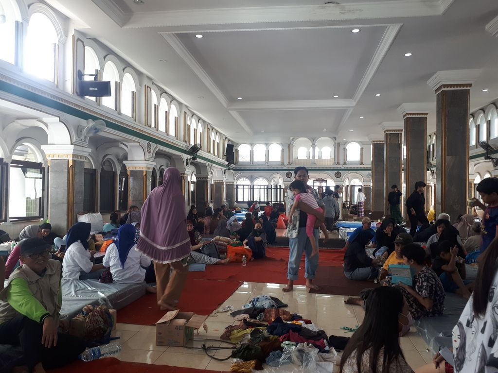 Kondisi pengungsi di Masjid Aqwam, Pela Mampang, Mampang Prapatan, Jakarta Selatan, Selasa (27/12/2022).