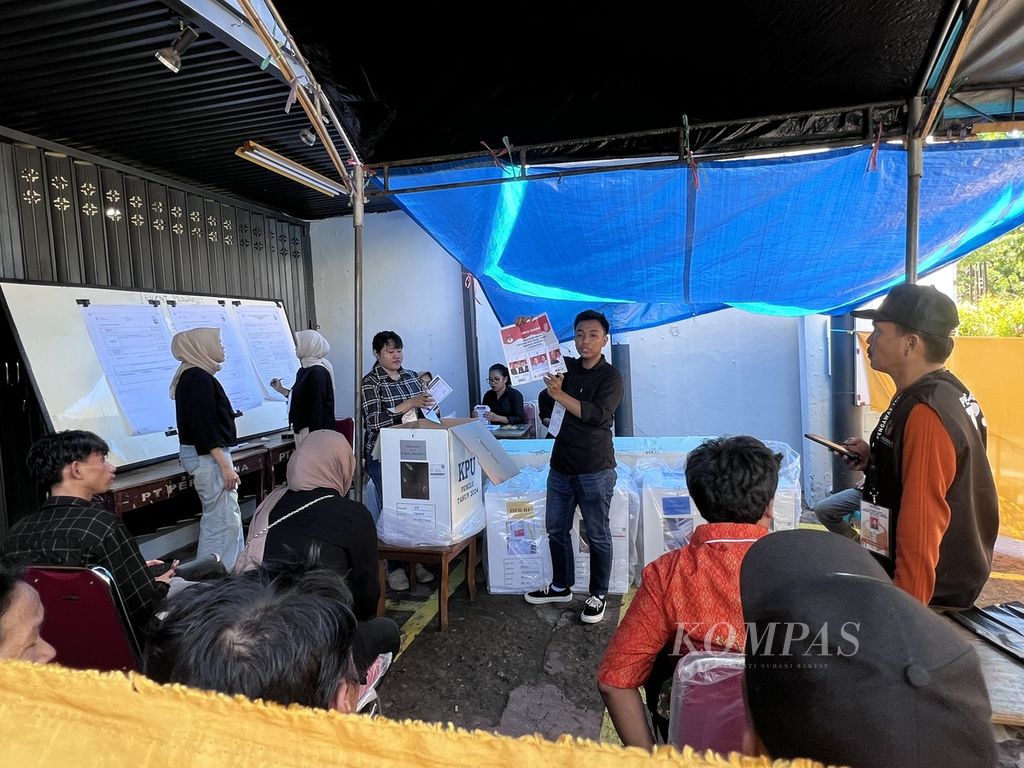 Suasana penghitungan suara di TPS 07 Kelurahan Masale, Kecamatan Panakkukang, Kota Makassar, Selasa (14/2/2024). 
