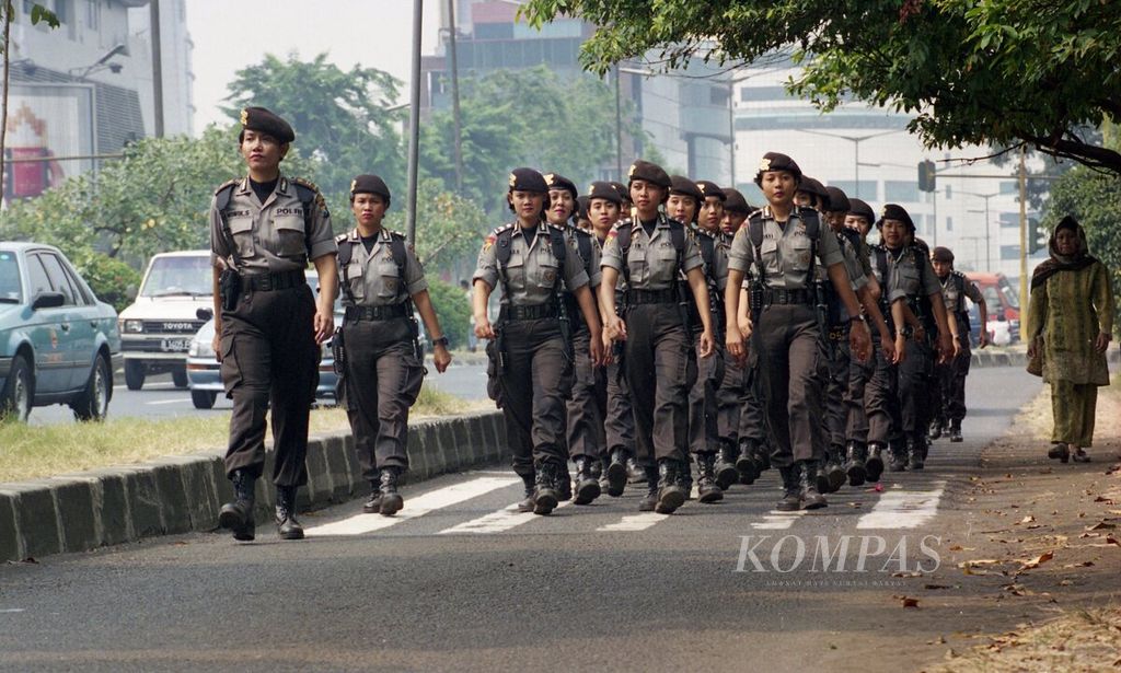 Menyambut hari ulang tahun ke-51 polisi wanita (polwan), Rabu (1/9)i, sejumlah polwan turun ke jalan. 