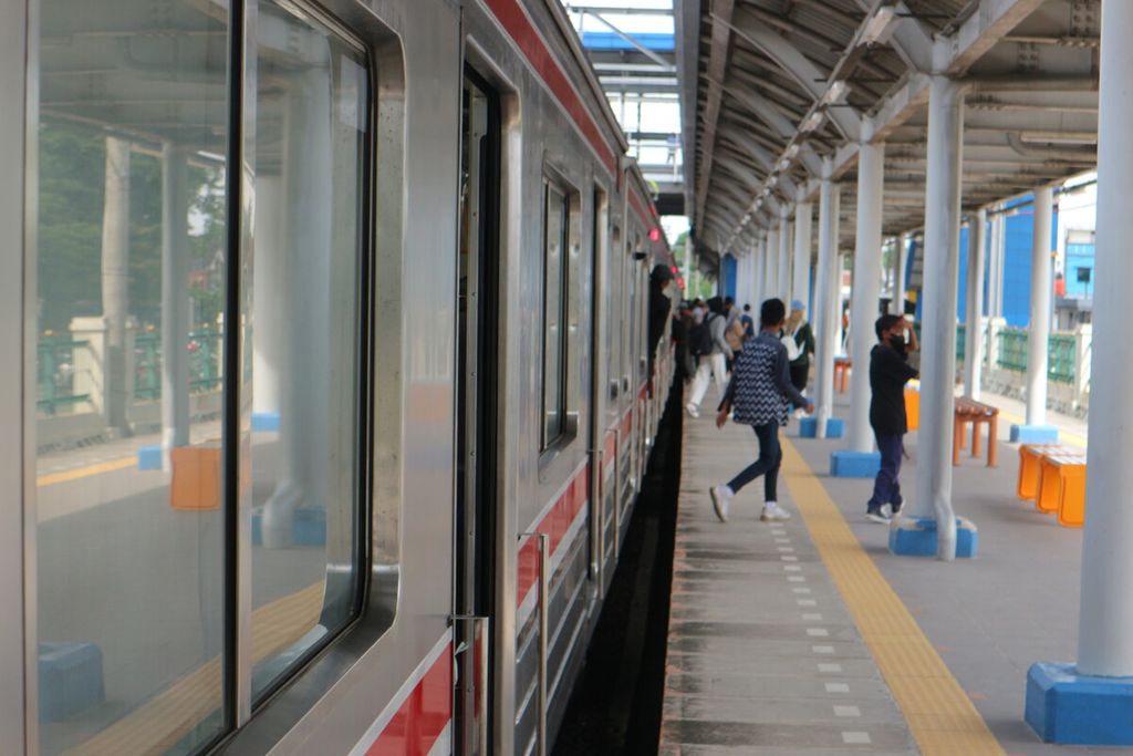 Seorang penumpang baru saja turun dari kereta rel listrik (KRL) di Stasiun Tambun, Bekasi, Selasa (24/1/2023). Celah peron di stasiun itu berukuran lebih dari 30 cm.