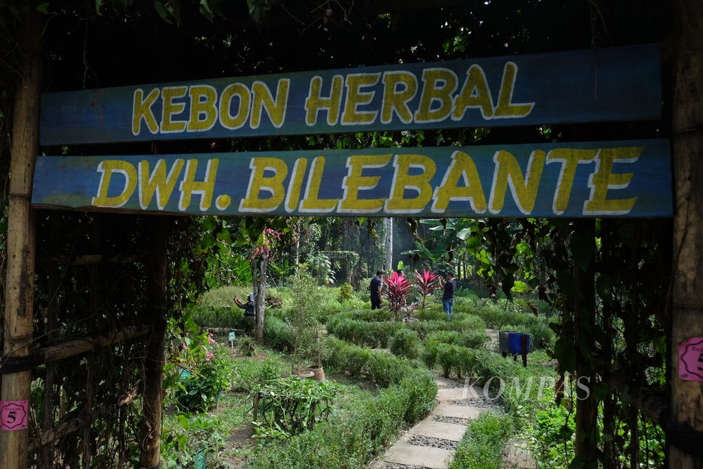 Pengunjung melihat area Kebun Herbal di Pasar Pancingan, Desa Wisata Hijau (DWH) Bilebante, Lombok Tengah, NTB, Minggu (26/7/2020).